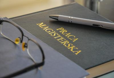 200 mln prac studenckich napisane przez AI? Są badania